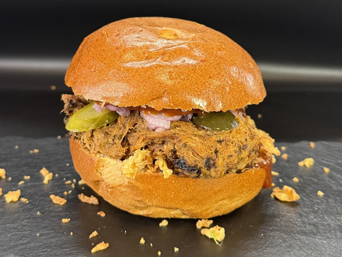 Pulled-Pork Burger – tépett malachús, smokey BBQ szósz, pirított hagyma
