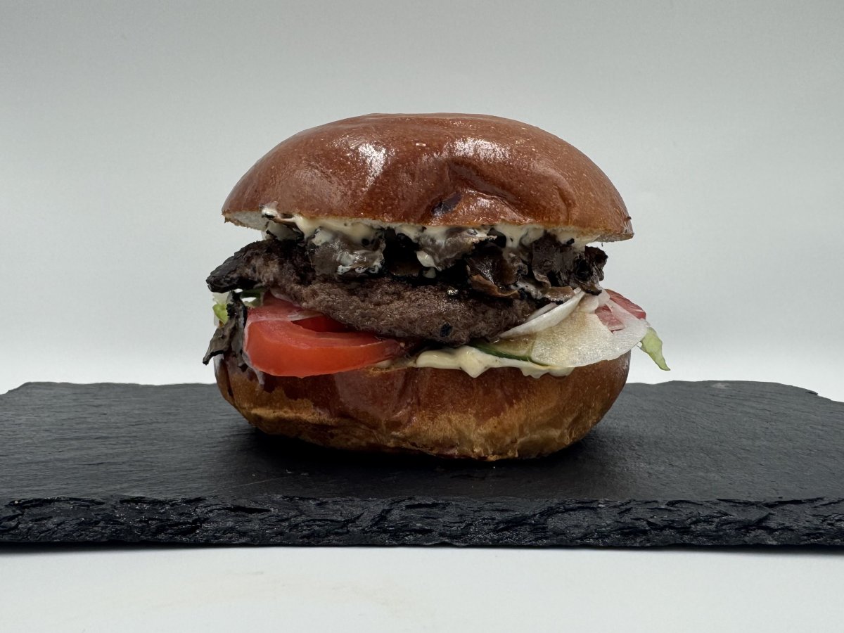 Szarvasgombás Marhaburger – szarvasgombás majonéz, marhahúspogácsa, a húson valódi szarvasgombaszeletek